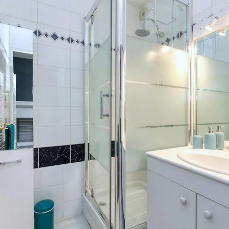 Front De - Terrasse 아파트